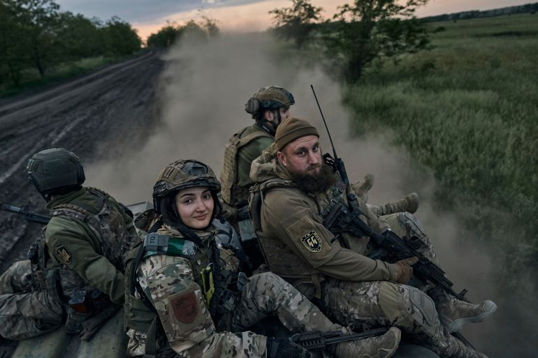 Soldati ucraini cavalcano in cima a un APC in prima linea nella regione di Luhansk, Ucraina, domenica 21 maggio 2023. [Libkos via AP]