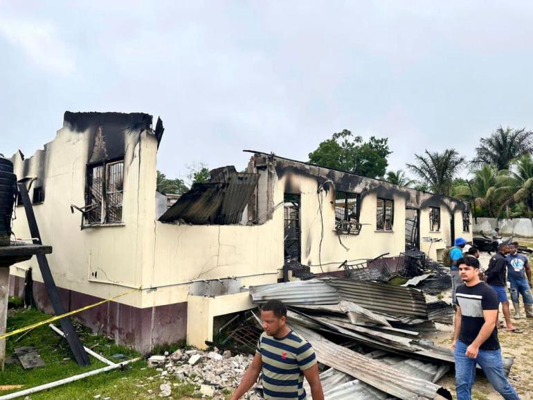 Pelajar dituduh memulai kebakaran asrama putri yang mematikan di Guyana |  Berita Kejahatan