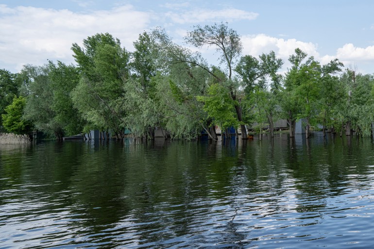 خانه‌های سیل‌زده در جزیره‌ای در مخزن رودخانه دنیپر در نزدیکی لیسوهیرکا، اوکراین دیده می‌شوند.