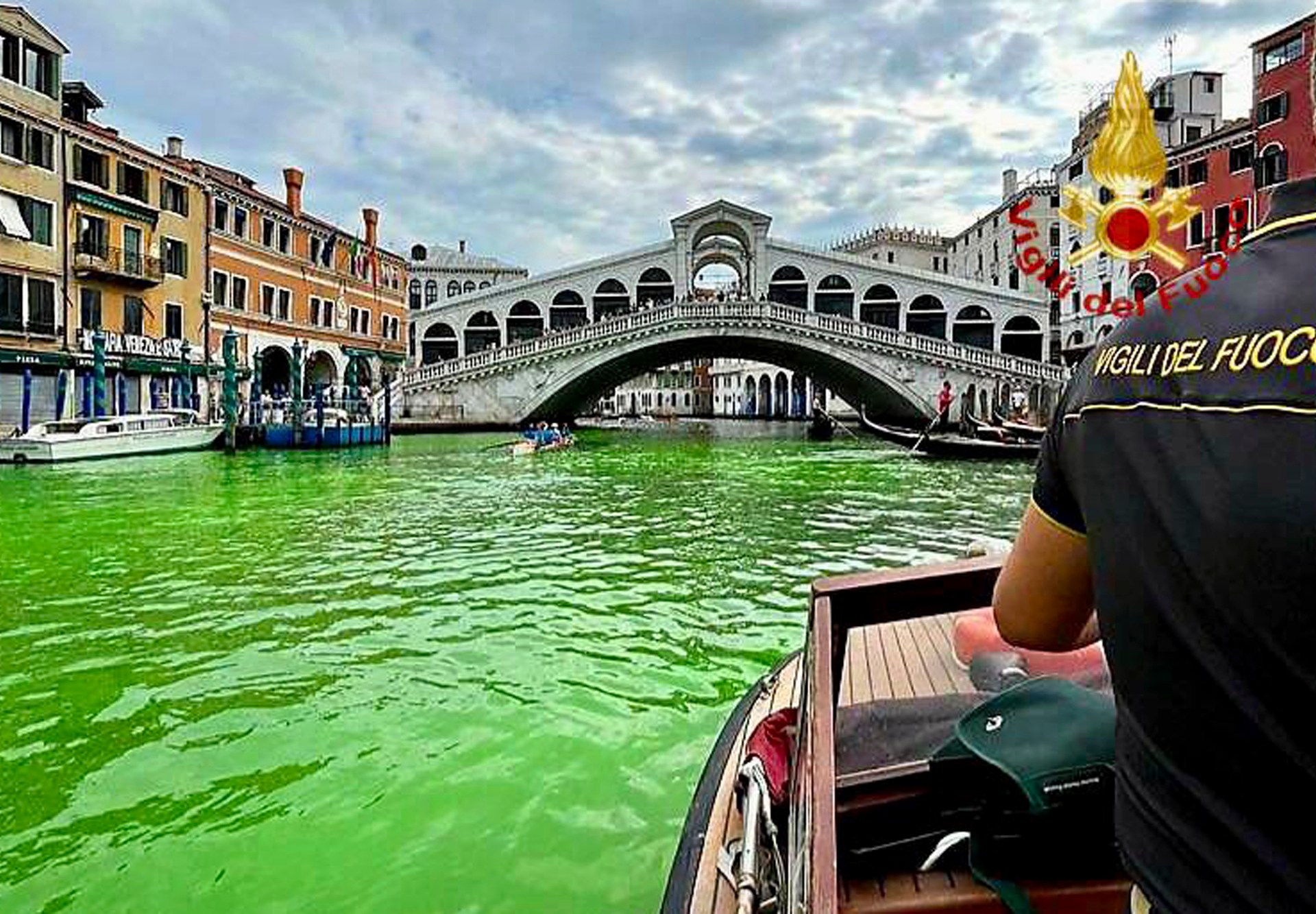 Les autorités tentent de déterminer pourquoi le canal de Venise est devenu vert |  Nouvelles