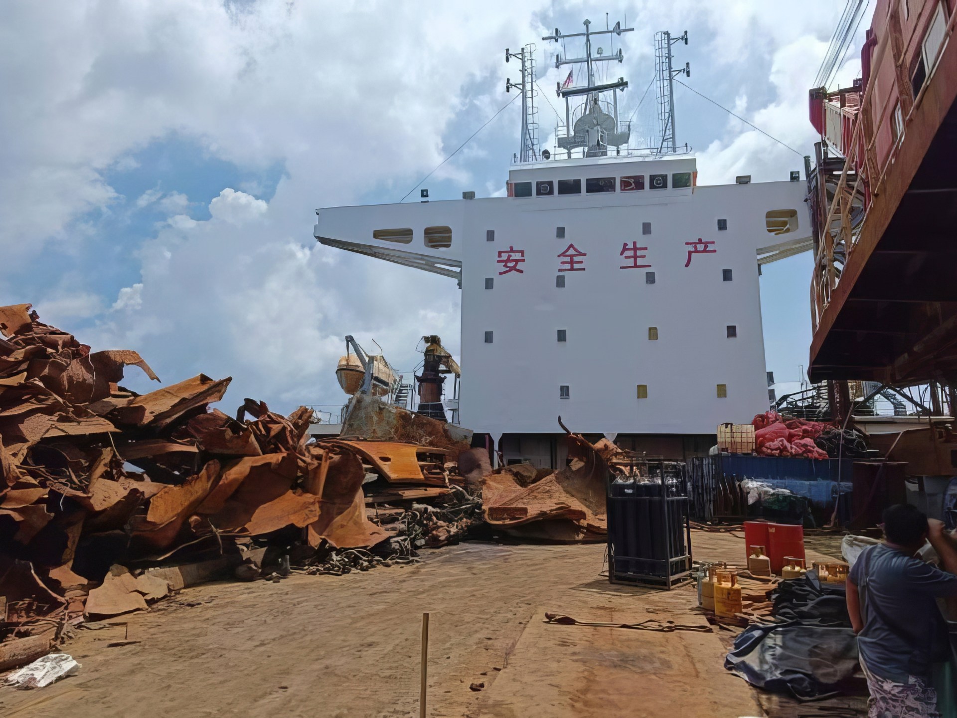 Malezya, İkinci Dünya Savaşı enkazlarını yağmaladığından şüphelenilen Çin gemisine el koydu |  suç haberleri