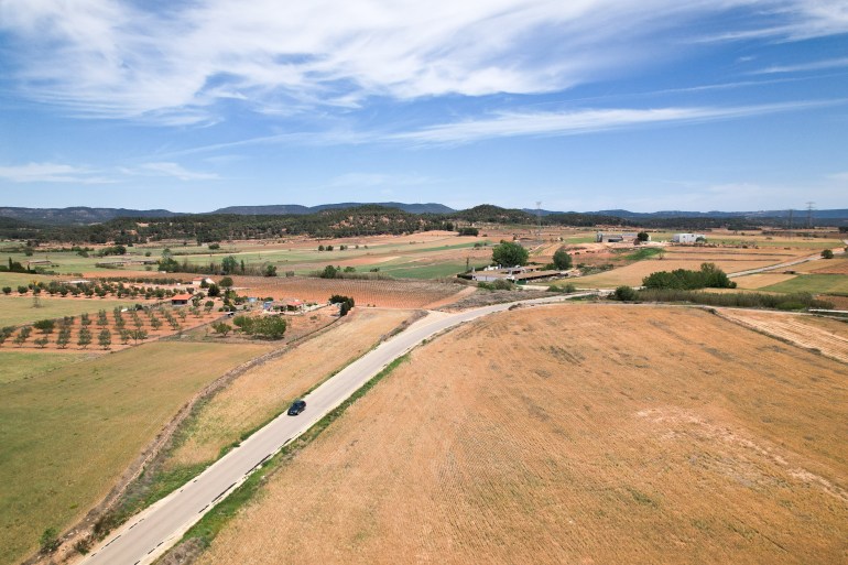 Pemandangan udara dari ladang di sekitar L'Espluga de Francolí, Spanyol.  Tanamannya kering dan kekuningan bukannya hijau kehijauan.