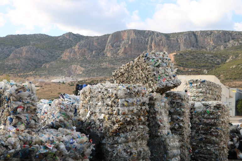 Montanhas de garrafas plásticas de refrigerantes aguardam para serem recicladas na Skyplast, a oeste de Atenas