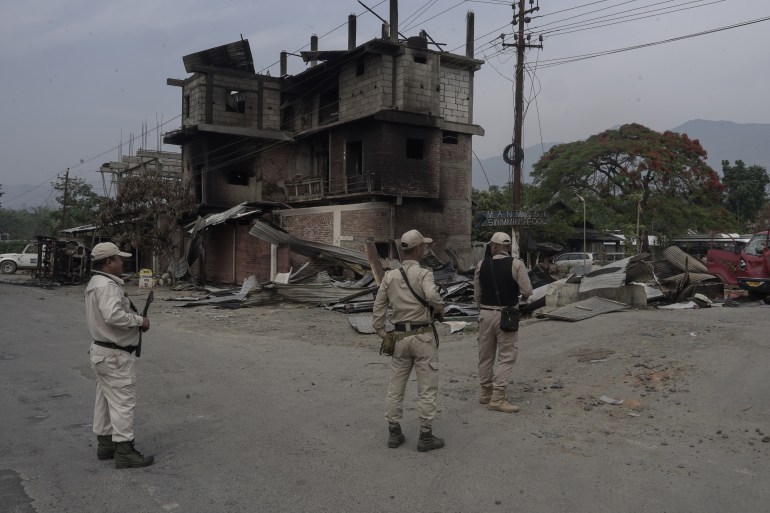 Polícia de Manipur vigiando um posto de controle na vila afetada de Torbung