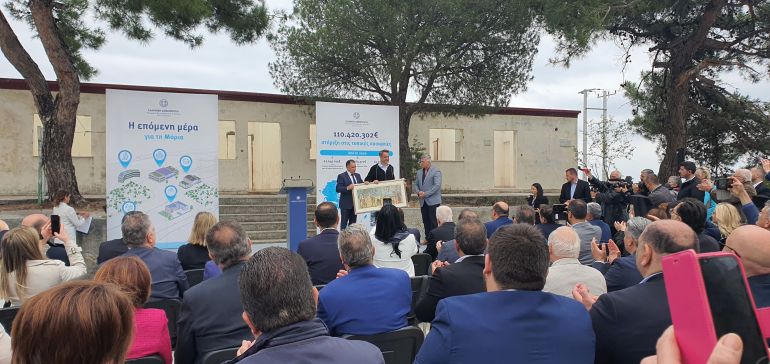 The mayor of Lesvos presents prime minister Kyriakos Mitsotakis with gifts in thanks for the government policy of moving refugees away from the island's capital, Mytilene