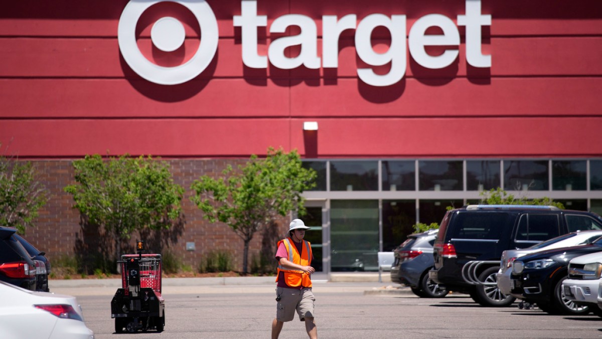 Target untuk menghapus barang-barang LGBTQ setelah ancaman terhadap pekerja |  Berita LGBTQ