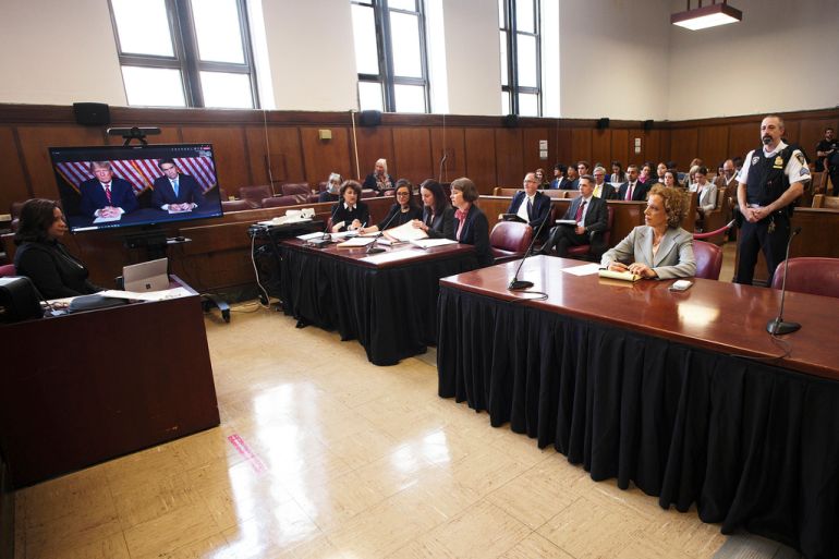 Trump appare tramite video in un'aula di tribunale di New York