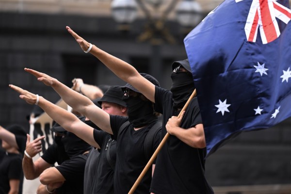 Австралия забранява нацисткия поздрав и символи на омраза