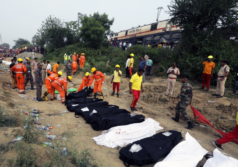 Las víctimas muertas en el accidente de tren están cubiertas con sábanas en Balasore