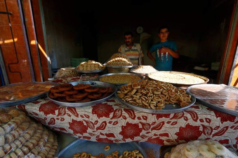 Pedagang menjual manisan tradisional menjelang liburan Idul Adha di lingkungan Sheikh Maksoud di Aleppo, Suriah