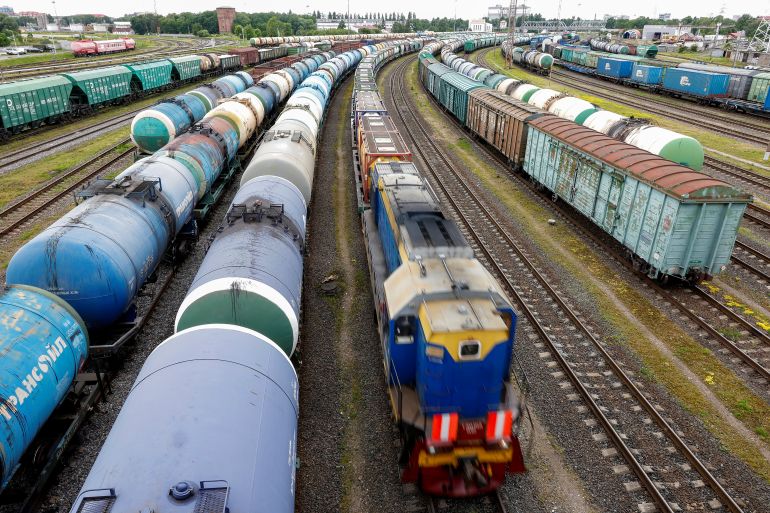 Uma imagem mostra um trem de carga e carros, após a proibição da Lituânia do trânsito de mercadorias sob sanções da UE através do enclave russo de Kaliningrado no Mar Báltico, em Kaliningrado, Rússia, 21 de junho de 2022. REUTERS/Vitaly Nevar