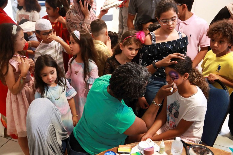 Wajah anak-anak dicat di Muslim Community Center saat perayaan Idul Adha di Louisville, Kentucky, AS