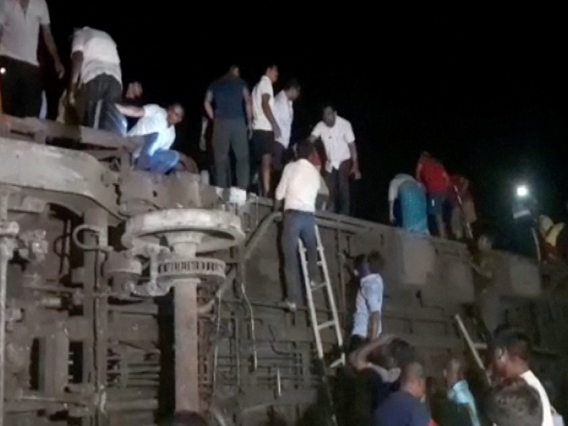 Pelo menos 50 mortos e centenas de feridos após descarrilamento de trens na Índia |  Notícias