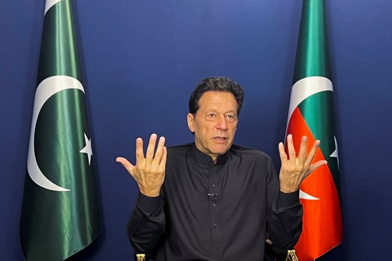 O ex-primeiro-ministro do Paquistão, Imran Khan, gesticula enquanto fala durante uma entrevista à Reuters em Lahore, Paquistão, 3 de junho de 2023