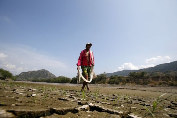 Fisherman Gabriel Barreto walks on the shore of the Magdalena river, the longest and most important river in Colombia, in the city of Honda, January 14, 2016. While flooding and intense rain wreak havoc on several countries in Latin America, El Nino brings other harmful effects to Colombia with severe drought. Picture taken January 14, 2016. REUTERS/John Vizcaino/File Photo