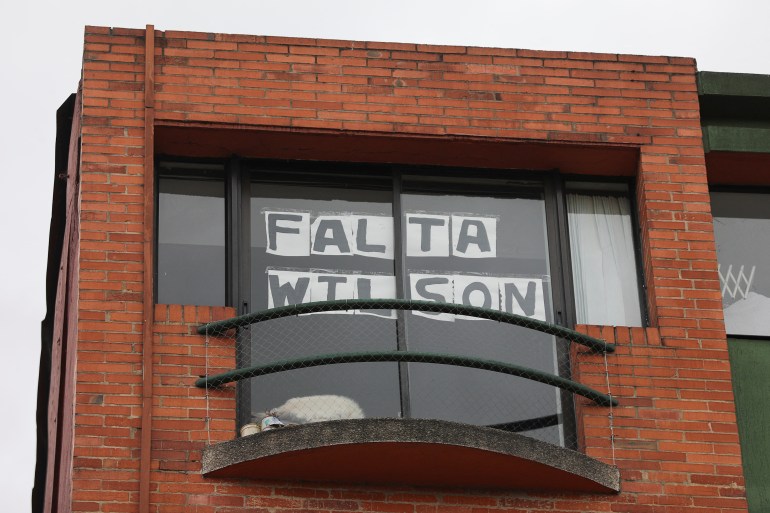 A window is seen with the message "Falta Wilson"