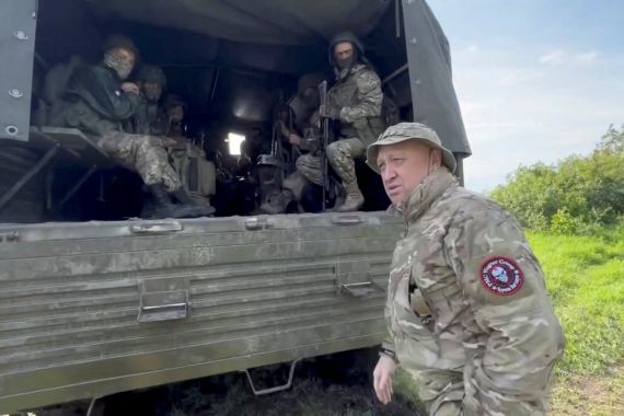 FILE PHOTO: Founder of Wagner private mercenary group Yevgeny Prigozhin speaks with servicemen during withdrawal of his forces from Bakhmut and handing over their positions to regular Russian troops, in the course of Russia-Ukraine conflict in an unidentified location, Russian-controlled Ukraine, in this still image taken from video released June 1, 2023. Press service of "Concord"/Handout via REUTERS ATTENTION EDITORS - THIS IMAGE WAS PROVIDED BY A THIRD PARTY. NO RESALES. NO ARCHIVES. MANDATORY CREDIT./File Photo