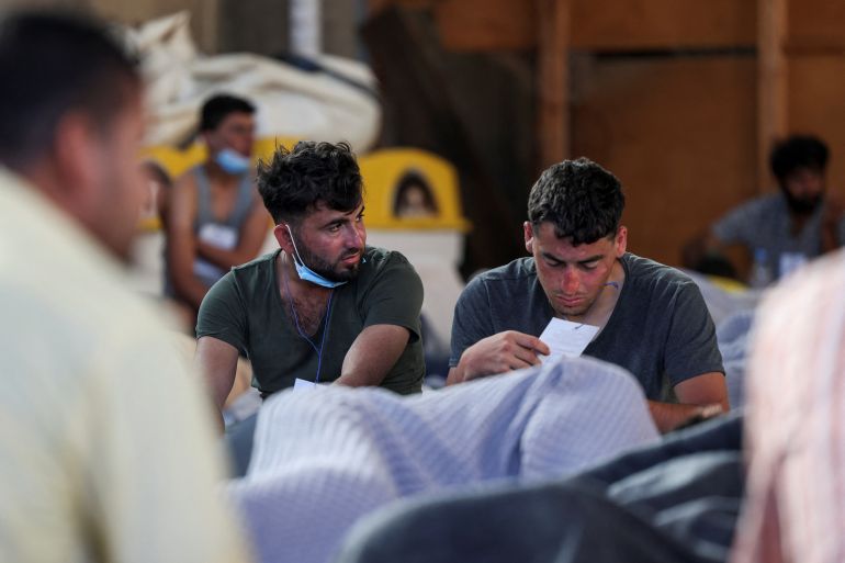 Göçmenler Kalamata'daki bir barınakta dinleniyor