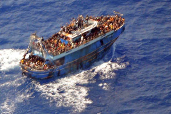 Най-малко 16 души загинаха при корабокрушения на бежанци край Северна Африка