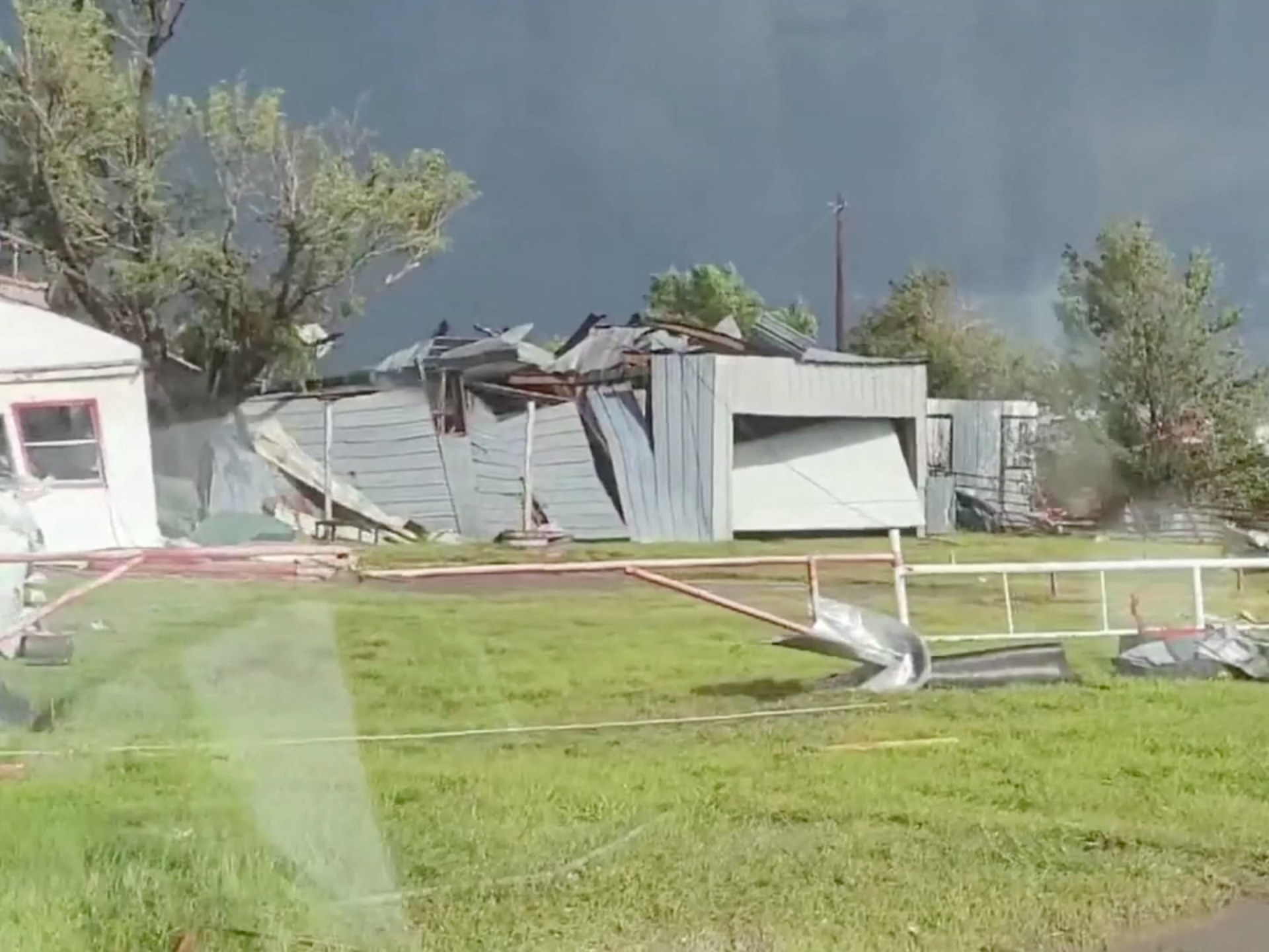 Tiga tewas, puluhan terluka saat tornado memorak-porandakan kota Texas AS |  Berita Cuaca