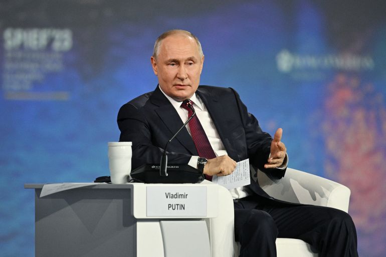 Rusya Devlet Başkanı Vladimir Putin, Rusya'nın Saint Petersburg kentinde düzenlenen St. Petersburg Uluslararası Ekonomik Forumu'nun (SPIEF) bir oturumunda konuşuyor
