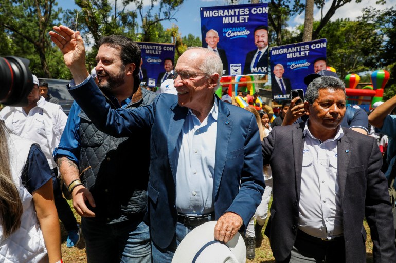 危地马拉总统候选人埃德蒙·穆莱特向人群挥手致意