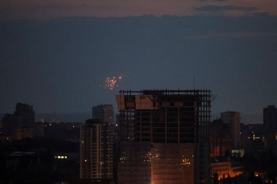 Rusya'nın Ukrayna'ya saldırısının ortasında, Ukrayna'nın Kiev kentinde 20 Haziran 2023'te bir Rus insansız hava aracı saldırısı sırasında şehrin üzerinde bir insansız hava aracının patlaması görülüyor. REUTERS/Gleb Garanich