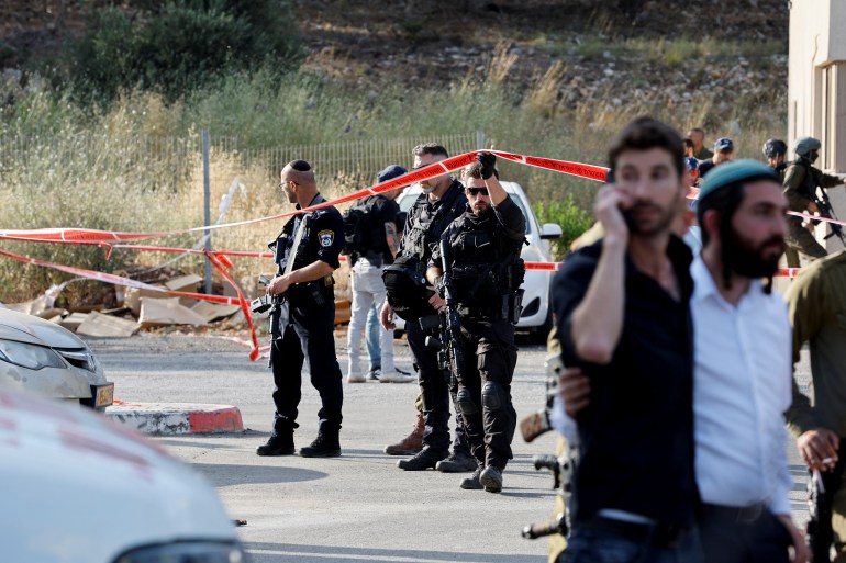 Personel keamanan bekerja di lokasi dugaan serangan penembakan Palestina yang menewaskan empat orang di dekat pemukiman Yahudi Eli