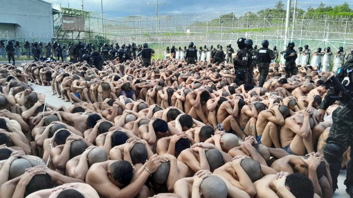 Honduran armed forces seize control of prisons to stamp out gangs