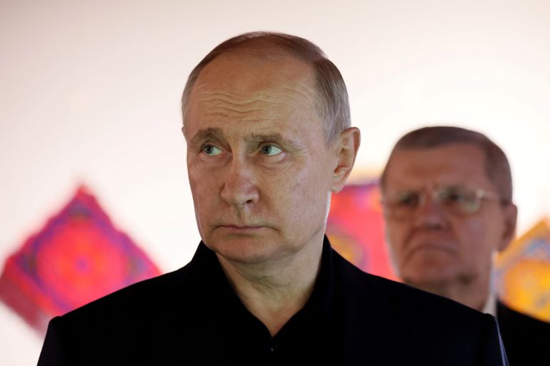 Rusya Devlet Başkanı Vladimir Putin, Dağıstan'ın güney bölgesindeki Derbent'teki Naryn-Kala kalesini ziyaret ediyor, 28 Haziran 2023. Sputnik/Sergei Savostyanov/Pool via REUTERS EDİTÖRLERİN DİKKATİNE - BU GÖRÜNTÜ ÜÇÜNCÜ BİR ŞAHIS TARAFINDAN SAĞLANMIŞTIR.