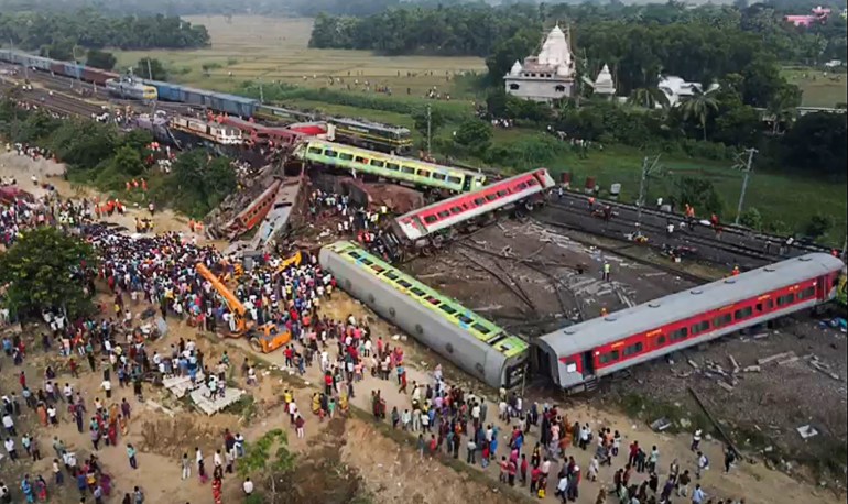 Место крушения поезда в Индии