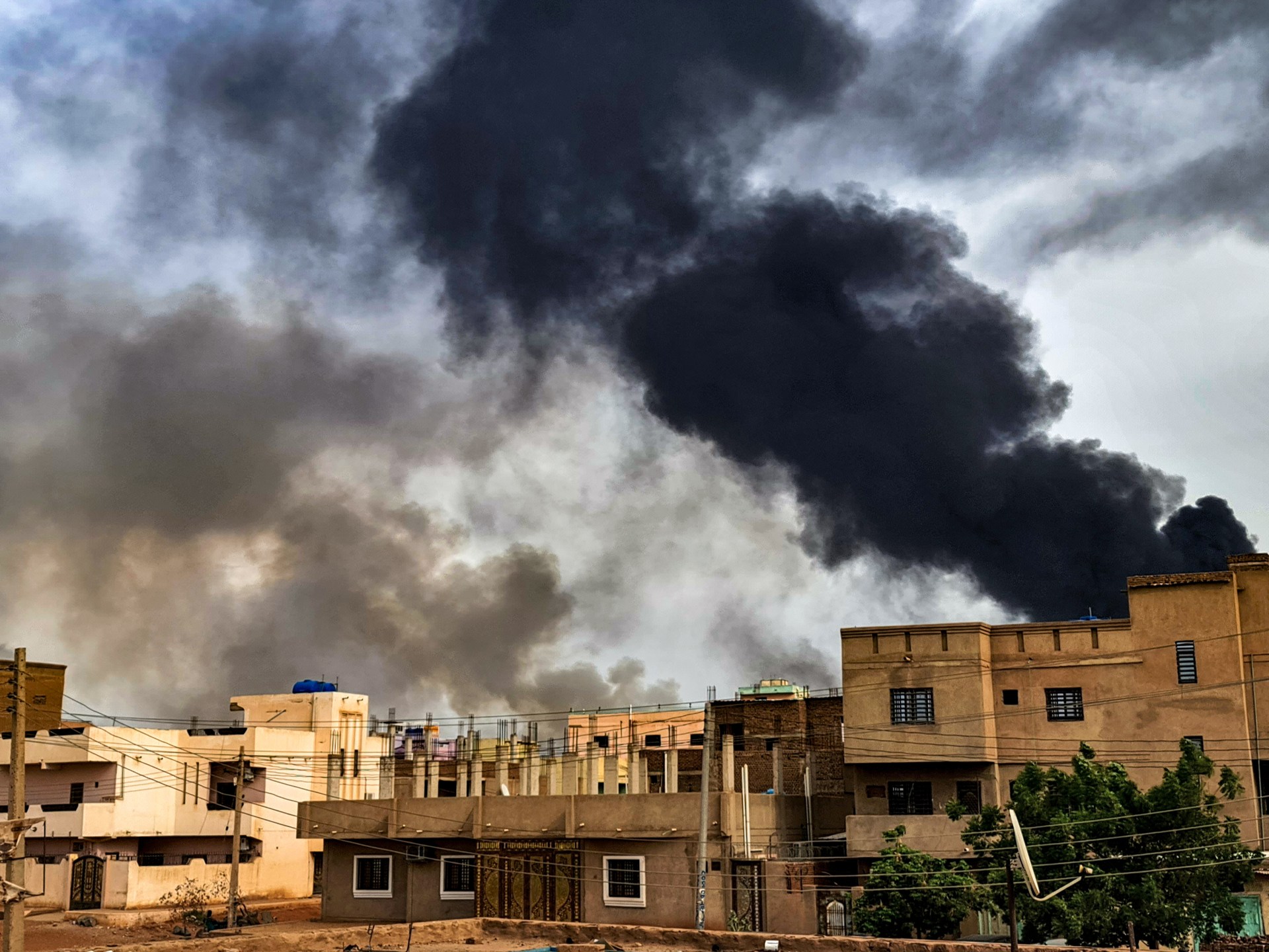 Penduduk South Khartoum takut terjadi pertempuran terus menerus setelah kebakaran bahan bakar |  Berita
