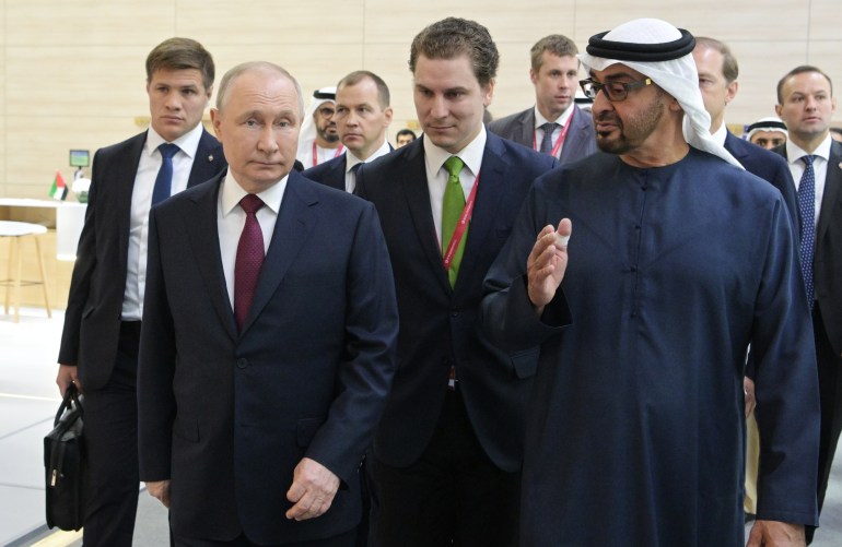 Rusya Devlet Başkanı Vladimir Putin ve BAE Başkanı Şeyh Mohamed bin Zayed al-Nahyan, 16 Haziran 2023'te Saint Petersburg'daki Saint Petersburg Uluslararası Ekonomik Forumu'nda (SPIEF) BAE pavyonunu geziyor.