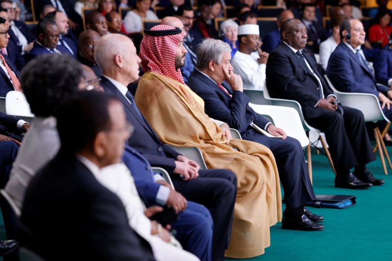 Putra Mahkota dan Perdana Menteri Arab Saudi, Mohammed Bin Salman Bin Abdulaziz Al-Saoud (tengah) mendengarkan pidato pembukaan di KTT Pakta Keuangan Global Baru 