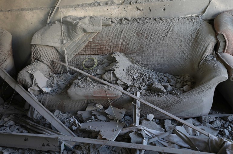 Puing-puing rumah keluarga al-Jouri, yang dihancurkan oleh tentara Israel pada Kamis malam, di Nablus, Tepi Barat