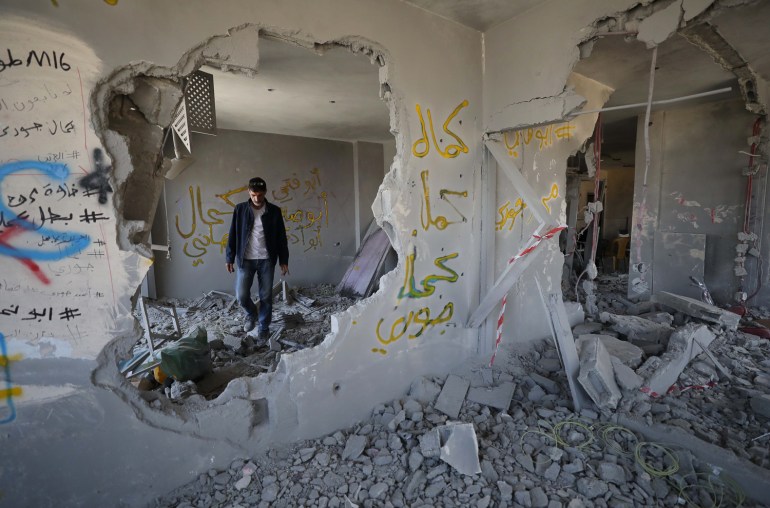 Hani al-Jouri melihat puing-puing rumahnya, yang dihancurkan Kamis malam oleh tentara Israel.