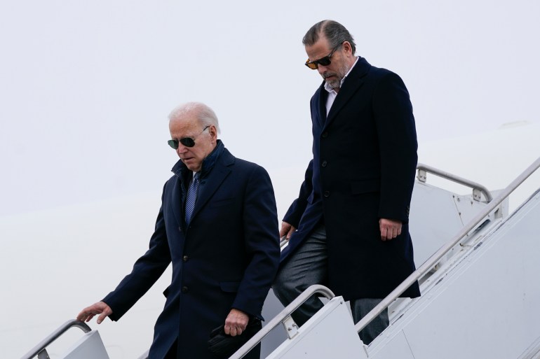 Presiden Joe Biden, diikuti putranya, menuruni tangga menuju Air Force One pada 4 Februari 2023.