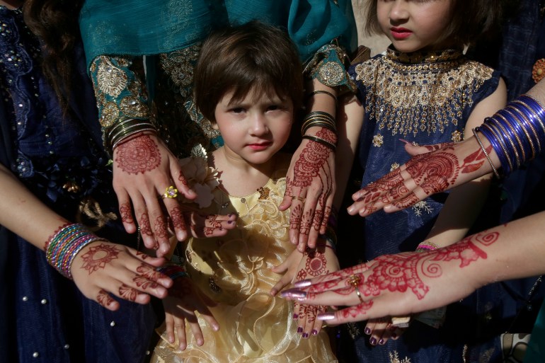 Gadis-gadis Muslim menampilkan tangan mereka yang dilukis dengan tradisional "inai" saat merayakan Idul Fitri, di Peshawar, Pakistan 