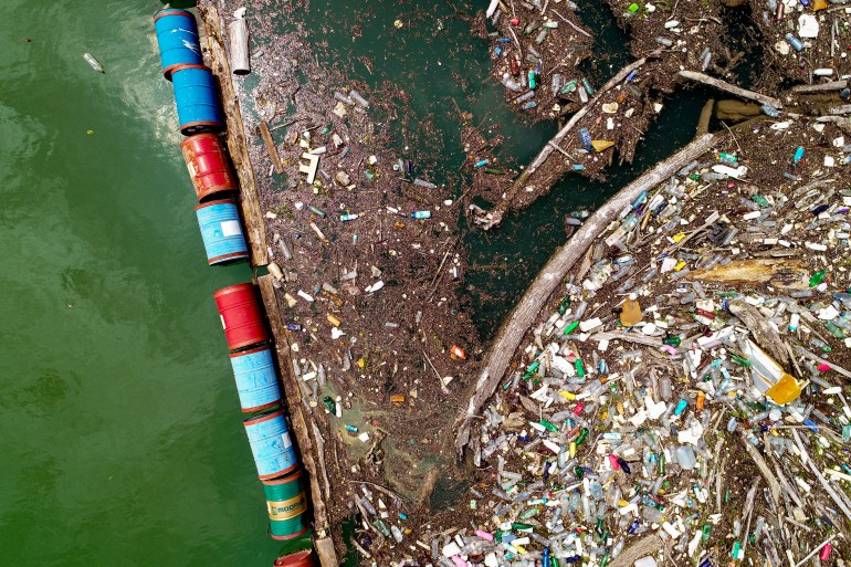 Botol plastik, papan kayu, tong berkarat, dan sampah lainnya menyumbat Sungai Drina dekat kota Visegrad, Bosnia timur, Kamis, 25 Mei 2023. (AP Photo/Eldar Emric)