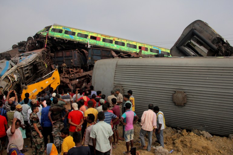 Petugas penyelamat bekerja di lokasi kecelakaan kereta penumpang di distrik Balasore