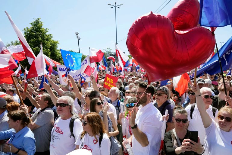 Centinaia di migliaia di persone marciano in Polonia per proteste antigovernative