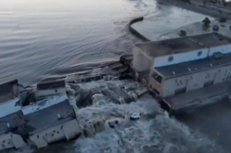 Hình ảnh này được tạo ra từ một video do Văn phòng Tổng thống Ukraine cung cấp cho thấy đập Kakhovka bị hư hại