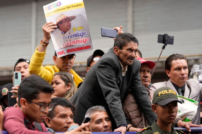 Supporters, met borden en mobiele telefoons, verdringen zich om een ​​bijeenkomst voor Gustavo Petro bij te wonen.