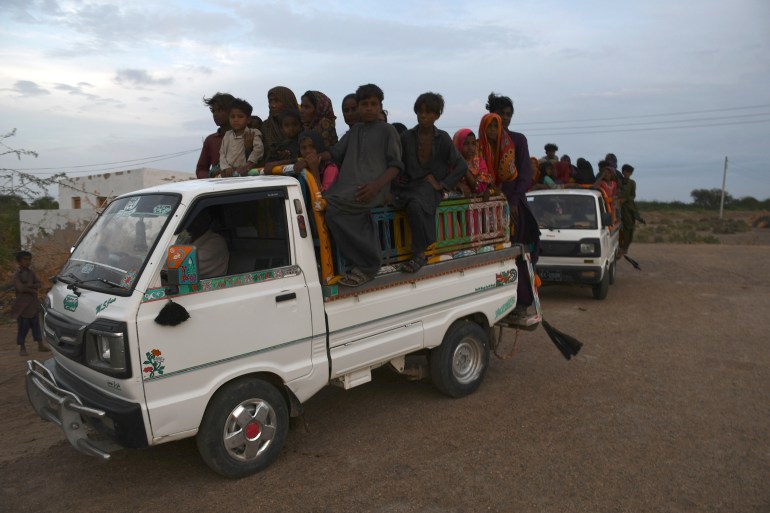 Penduduk setempat melakukan perjalanan dengan kendaraan saat mereka mengevakuasi daerah tersebut karena mendekati Topan Biparjoy, di daerah pesisir Golarchi di distrik Badin, di provinsi Sindh, Pakistan.