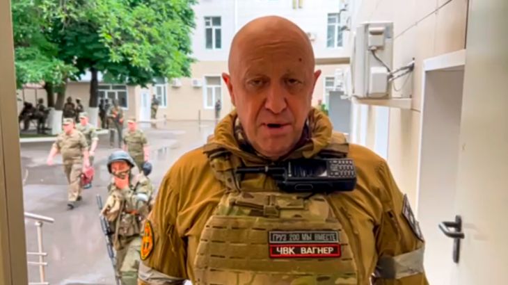 En esta imagen tomada de un video distribuido por la oficina de prensa de Prigozhin, Yevgeny Prigozhin, propietario del grupo militar privado Grupo Wagner, graba un mensaje en video desde Rostov del Don, Rusia, el 24 de junio de 2023. (Oficina de prensa de Prigozhin vía AP)
