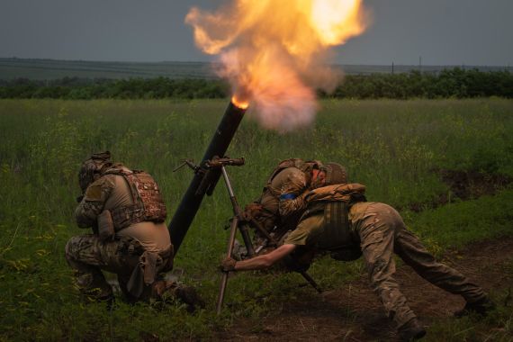 Ukrainian soldiers fire toward Russian position