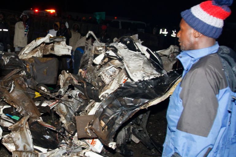 Kazadan sonra araç enkazı 1 Temmuz 2023 Cumartesi. Polis, Cuma günü bir kamyonun batı Kenya'da çok sayıda başka araca ve pazar tüccarına çarpması sonucu en az 45 kişinin öldüğünü söyledi.  Cuma akşamı kaza, başkent Nairobi'nin yaklaşık 200 kilometre (125 mil) kuzeybatısındaki Rift Valley kasabası Londiani yakınlarındaki kazalarla bilinen bir yerde meydana geldi.  (AP Fotoğrafı)