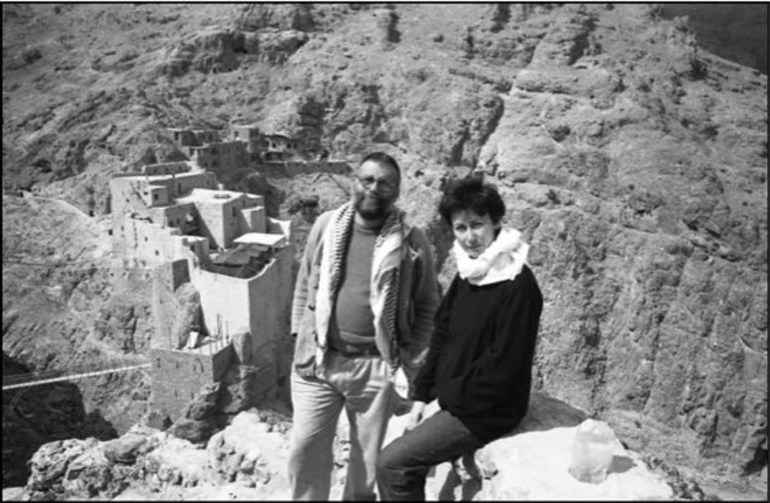 Père Paolo avec Francesca Peliti en photo noir et blanc dans les collines