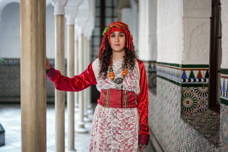O cantor Amazigh Ikram Essaghir vestindo roupas tradicionais Amazigh, predominantemente da região de Rif, no Marrocos.  Fotógrafo: Ahmed Adnan Alsharateha.