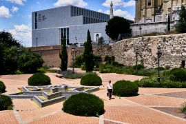 The park with the medieval wall, the Galería de las Colecciones Reales on the left and Almudena Cathedral on the right